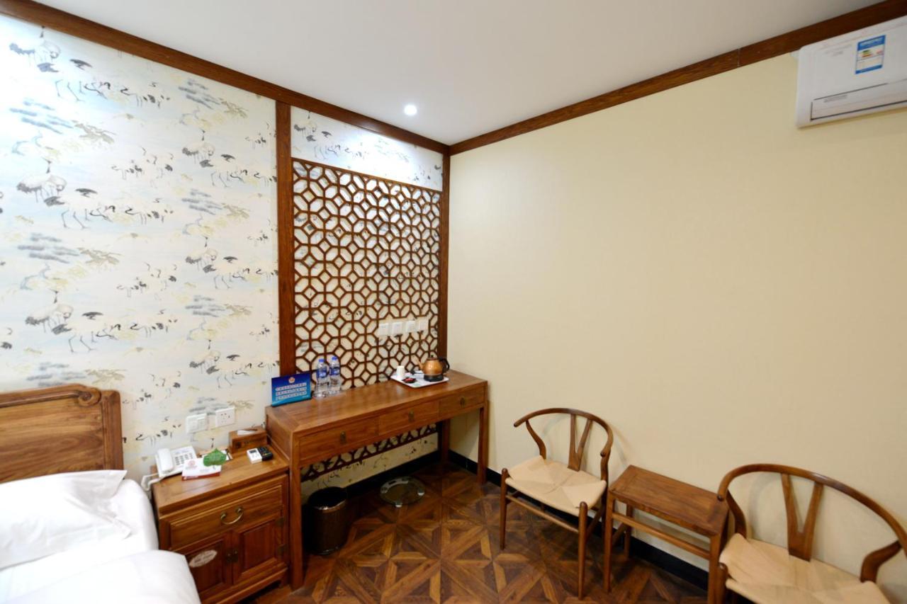 The East Hotel-Very Close To The Drum Tower,The Lama Temple,Houhai Bar Street,And The Forbidden City,There Are Many Old Beijing Traditional Hutongs Around The Hotel ,Experience The Culture Of Old Beijing Hutongs,Near Exit A Of Shichahai On Metro Line Exterior foto