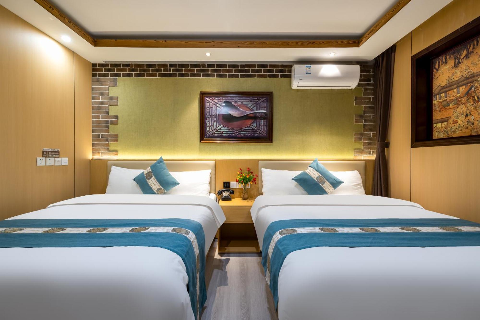 The East Hotel-Very Close To The Drum Tower,The Lama Temple,Houhai Bar Street,And The Forbidden City,There Are Many Old Beijing Traditional Hutongs Around The Hotel ,Experience The Culture Of Old Beijing Hutongs,Near Exit A Of Shichahai On Metro Line Exterior foto