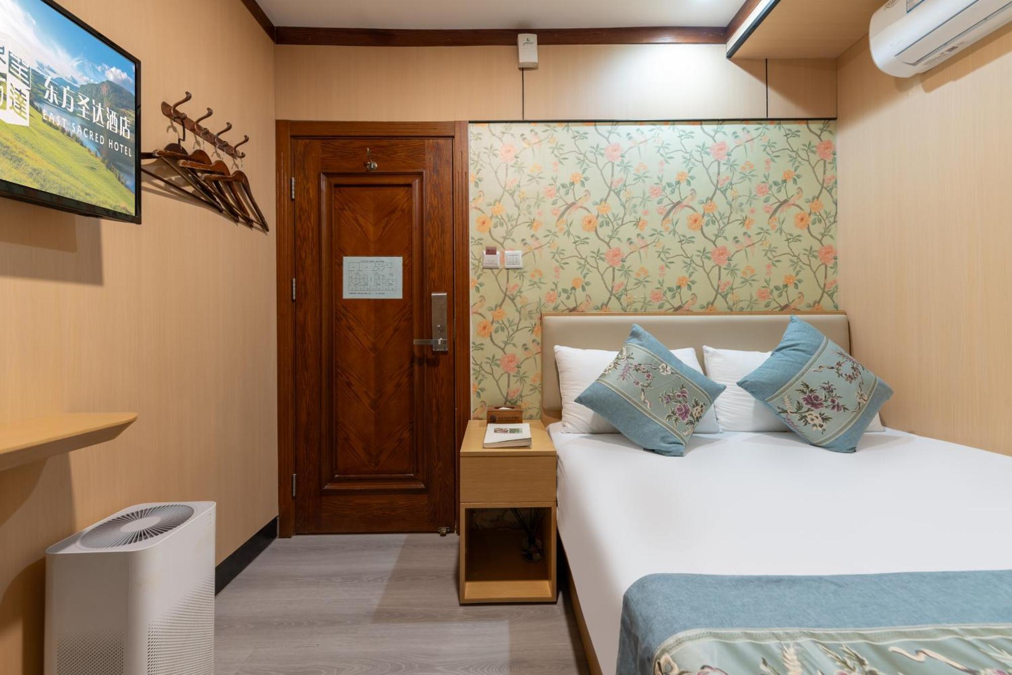 The East Hotel-Very Close To The Drum Tower,The Lama Temple,Houhai Bar Street,And The Forbidden City,There Are Many Old Beijing Traditional Hutongs Around The Hotel ,Experience The Culture Of Old Beijing Hutongs,Near Exit A Of Shichahai On Metro Line Exterior foto