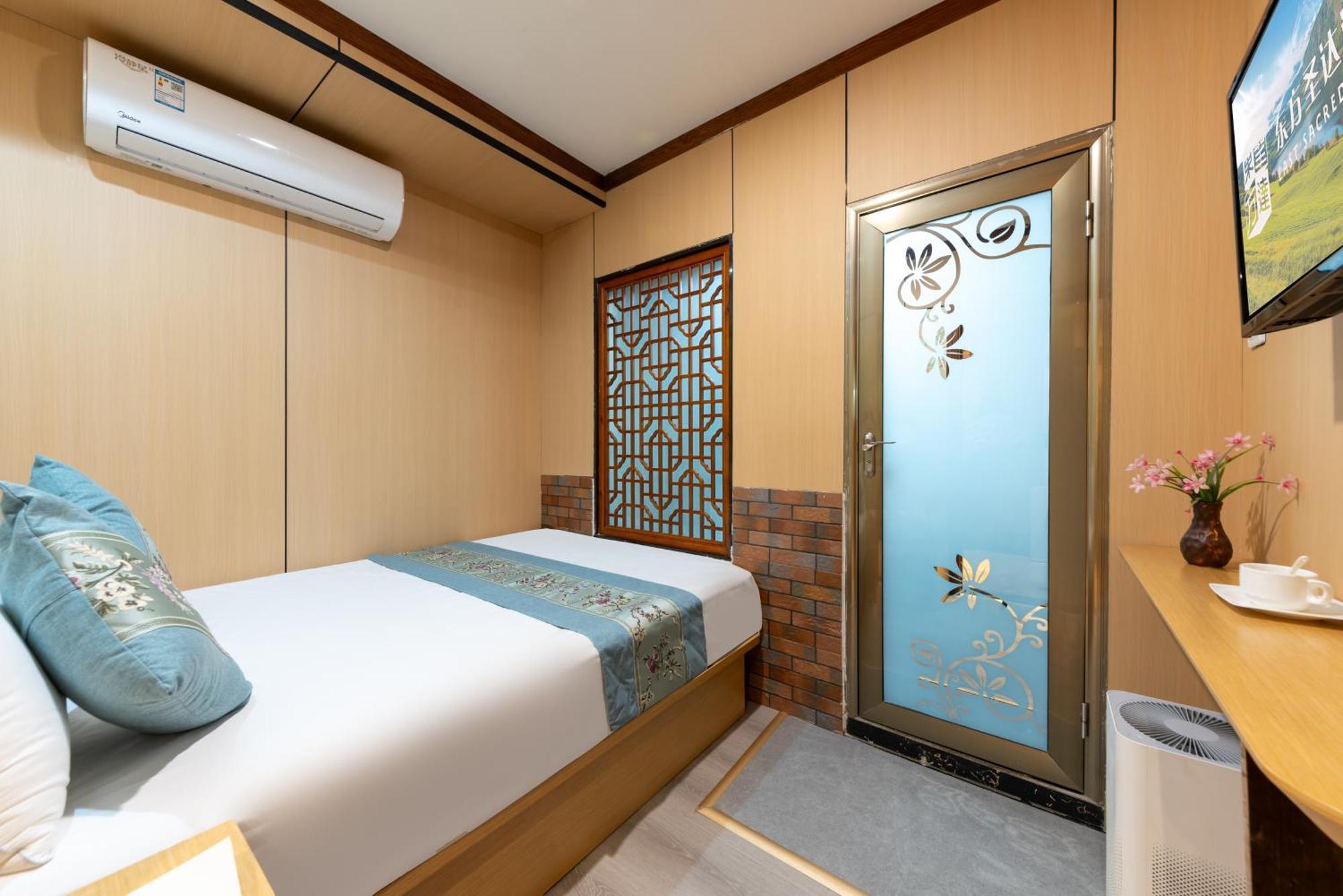 The East Hotel-Very Close To The Drum Tower,The Lama Temple,Houhai Bar Street,And The Forbidden City,There Are Many Old Beijing Traditional Hutongs Around The Hotel ,Experience The Culture Of Old Beijing Hutongs,Near Exit A Of Shichahai On Metro Line Exterior foto