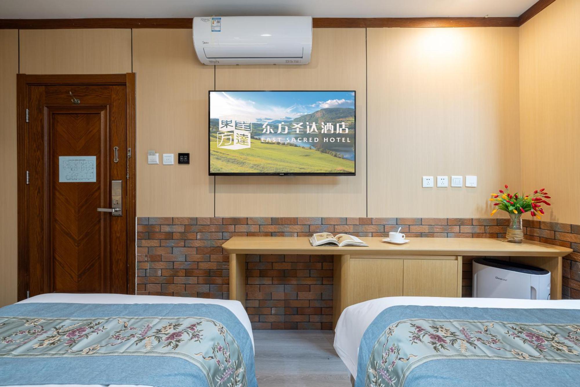 The East Hotel-Very Close To The Drum Tower,The Lama Temple,Houhai Bar Street,And The Forbidden City,There Are Many Old Beijing Traditional Hutongs Around The Hotel ,Experience The Culture Of Old Beijing Hutongs,Near Exit A Of Shichahai On Metro Line Exterior foto
