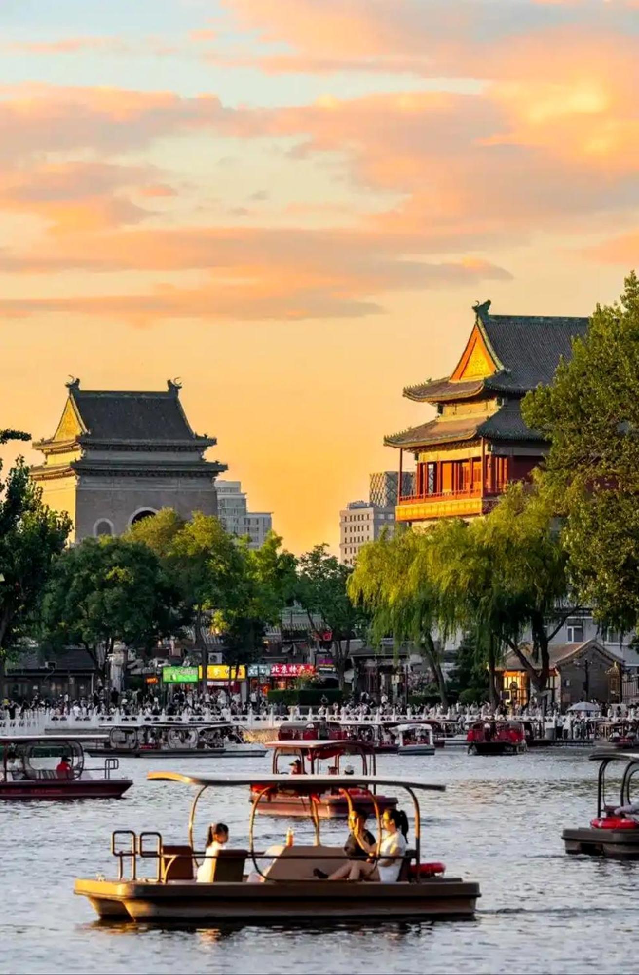 The East Hotel-Very Close To The Drum Tower,The Lama Temple,Houhai Bar Street,And The Forbidden City,There Are Many Old Beijing Traditional Hutongs Around The Hotel ,Experience The Culture Of Old Beijing Hutongs,Near Exit A Of Shichahai On Metro Line Exterior foto